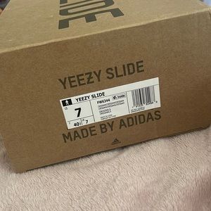 YEEZY slide 7M